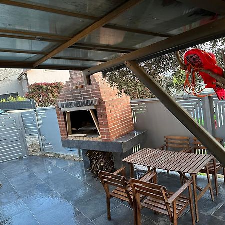 Apartment Ground Floor With Parking Erny Pula Bagian luar foto