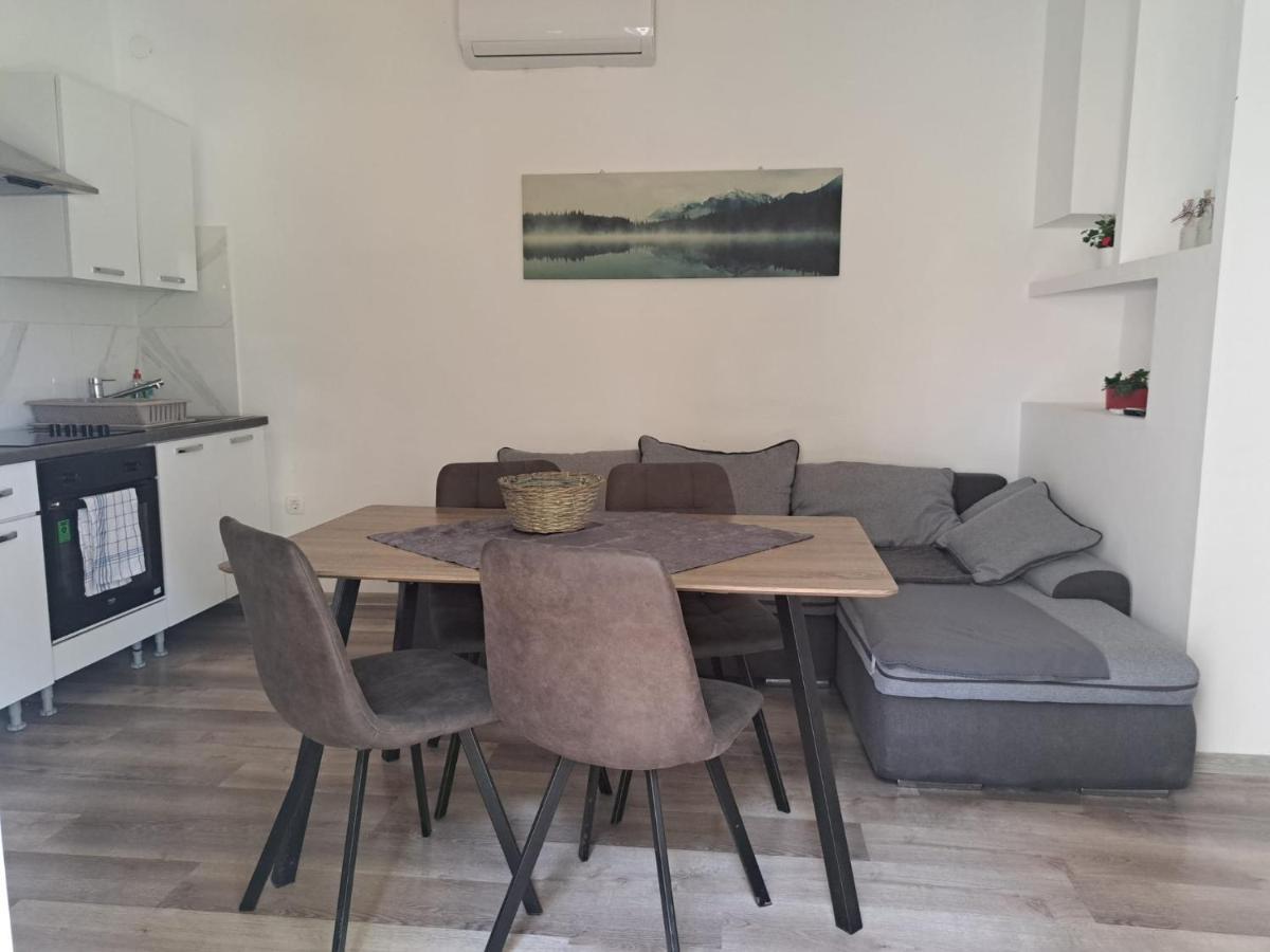 Apartment Ground Floor With Parking Erny Pula Bagian luar foto
