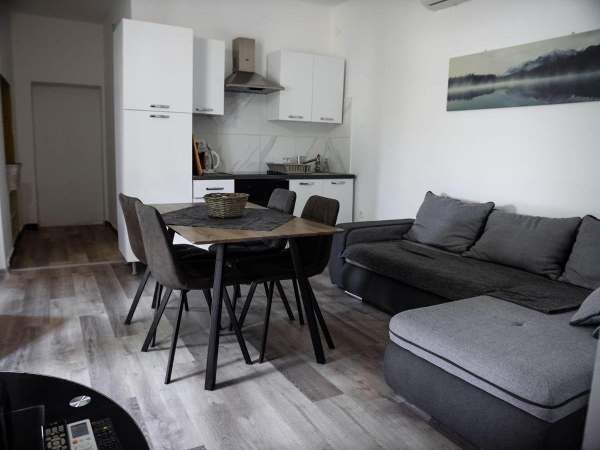 Apartment Ground Floor With Parking Erny Pula Bagian luar foto