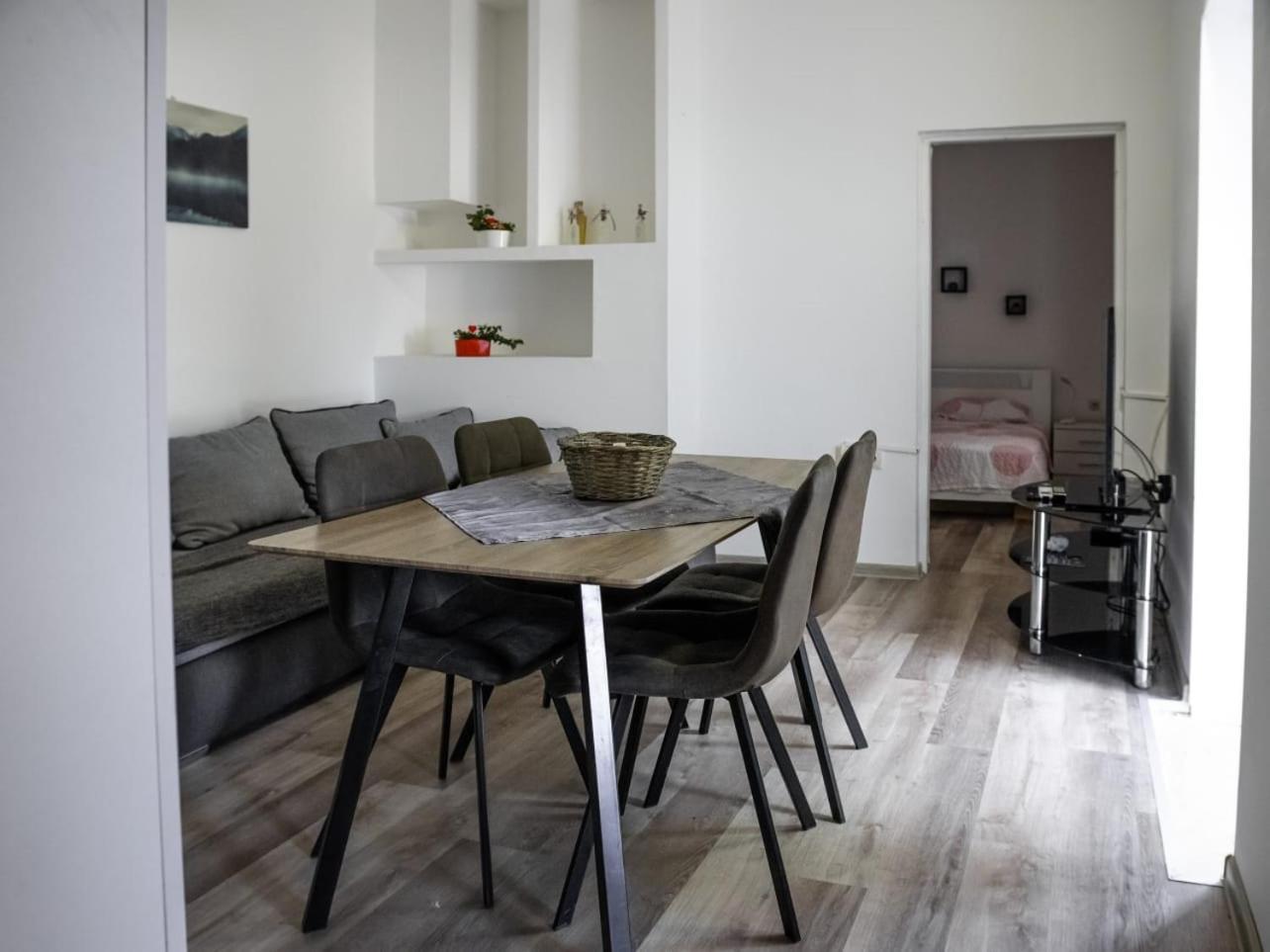 Apartment Ground Floor With Parking Erny Pula Bagian luar foto