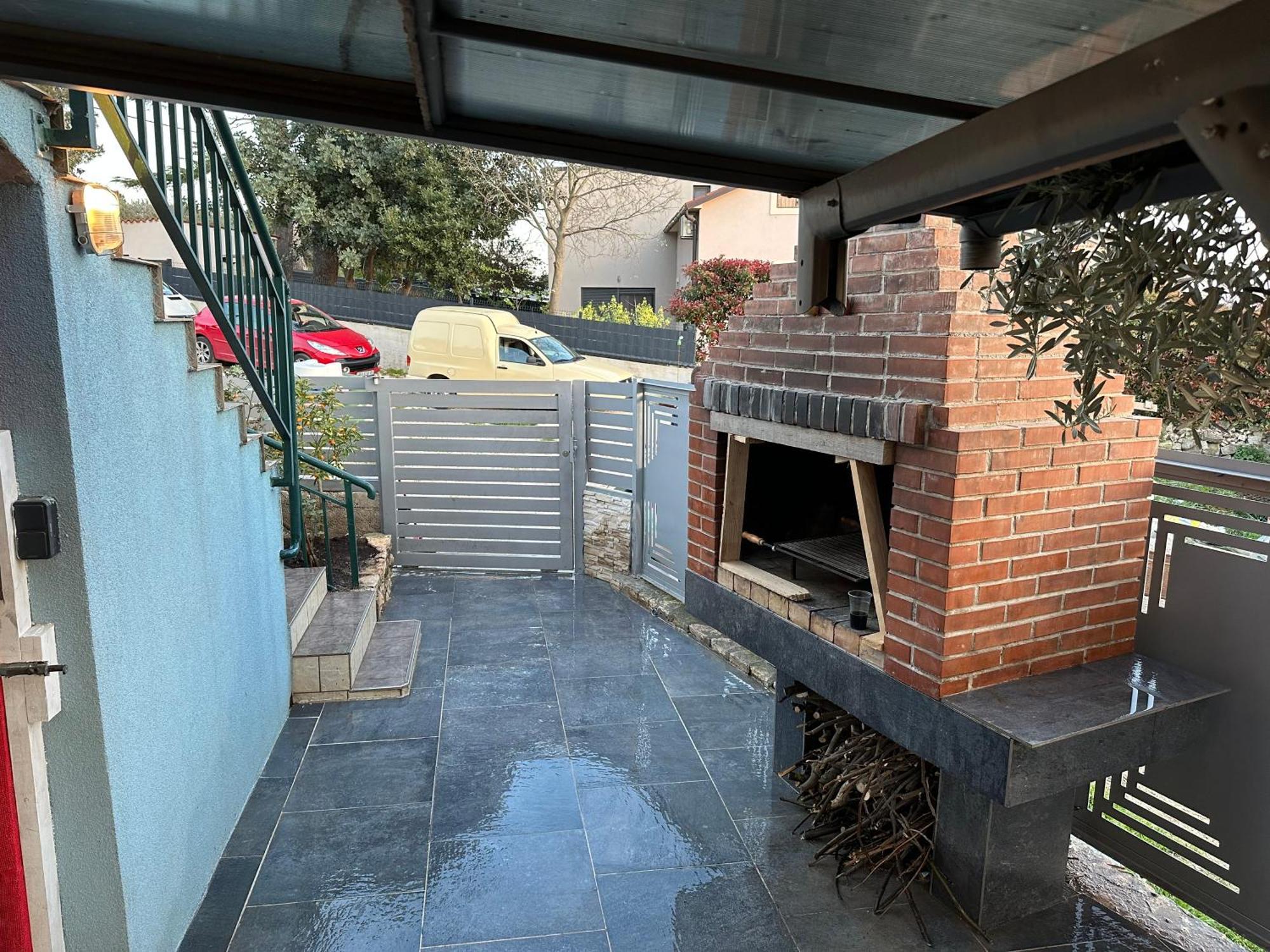 Apartment Ground Floor With Parking Erny Pula Bagian luar foto